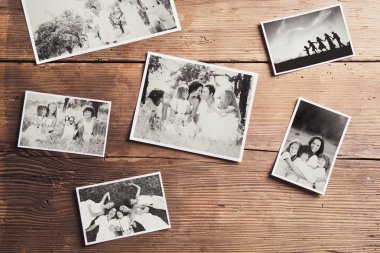 Aile fotoğrafları bir masanın üzerine koydu