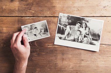 Aile fotoğrafları bir masanın üzerine koydu