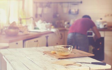 Adam bir sos hazırlanıyor