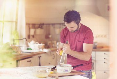 Adam bir sos hazırlanıyor