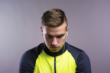 Genç yakışıklı sporcu