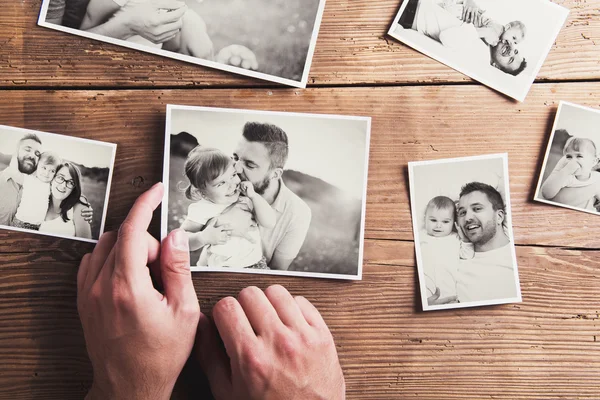 Familiefoto's gelegd op een tabel — Stockfoto