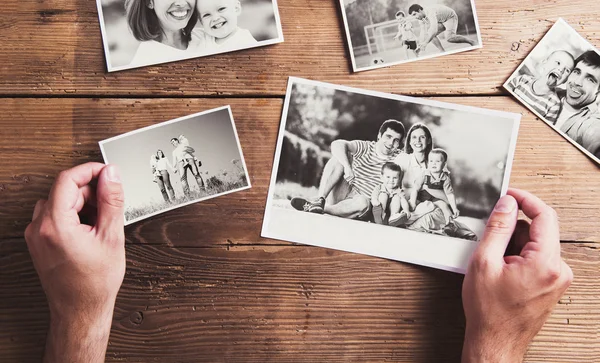 Fotos de família colocadas em uma mesa — Fotografia de Stock