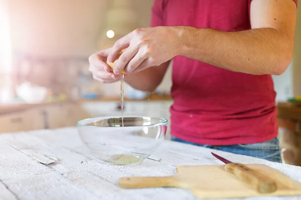 Hombre preparando una salsa —  Fotos de Stock