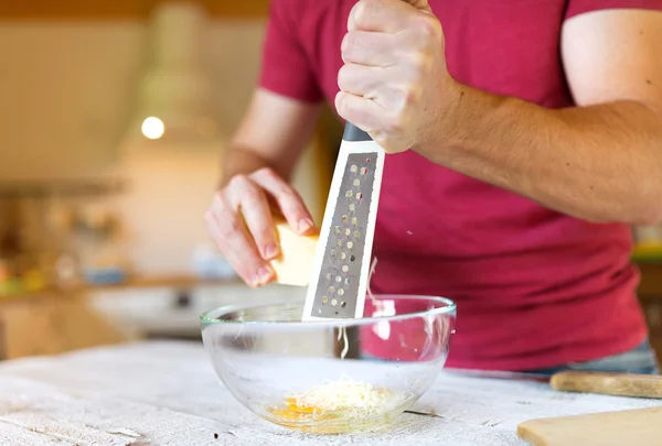 Homem preparando um molho — Fotografia de Stock