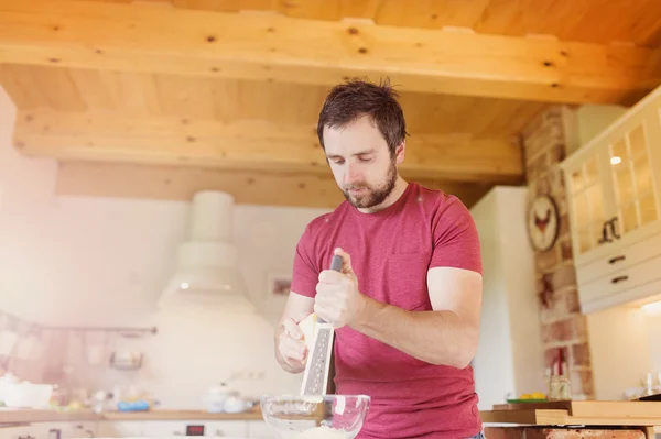 Uomo che prepara una salsa — Foto Stock