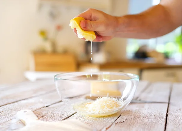 Homem preparando um molho — Fotografia de Stock