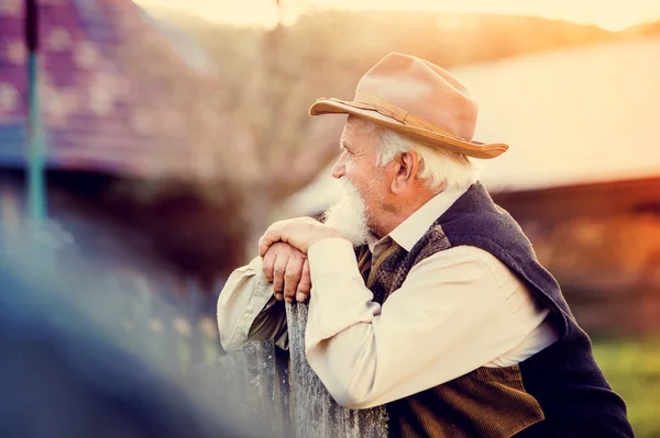 Älterer Mann draußen — Stockfoto