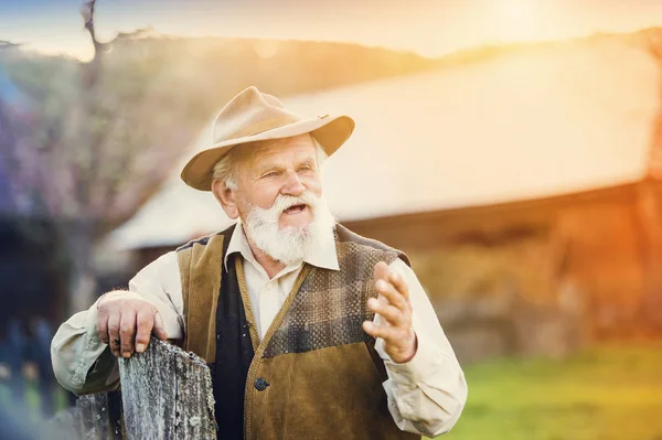 Äldre man utanför — Stockfoto