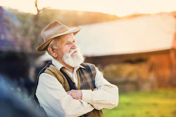 Älterer Mann draußen — Stockfoto