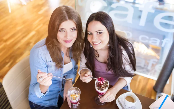 Mooie vrouwen in café — Stockfoto