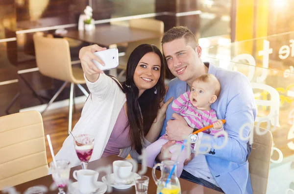 Giovane famiglia in caffè — Foto Stock