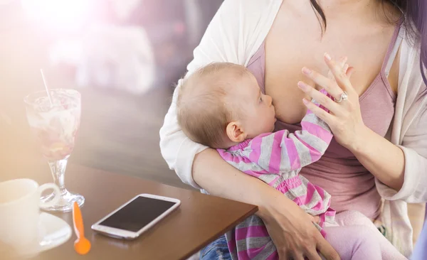 Madre amamantando a su bebé — Foto de Stock