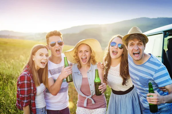 Jonge hipster vrienden op road trip — Stockfoto