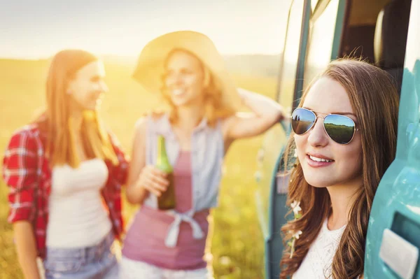 Young hipster friends on road trip — Stock Photo, Image