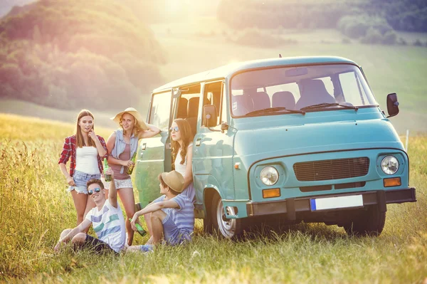 Jóvenes amigos hipster en viaje por carretera — Foto de Stock