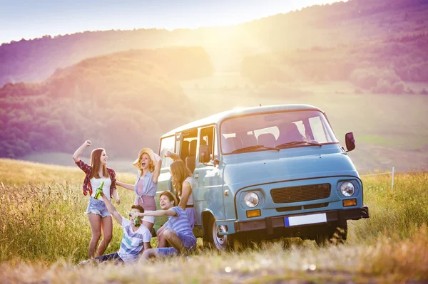 Young hipster friends on road trip — Stock Photo, Image