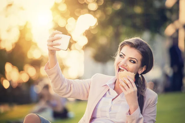 Business woman sitting in a park — Stock Photo, Image