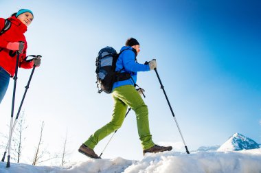 Yürüyüşe genç Çift