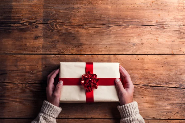 Hombre celebrando regalo de Navidad — Foto de Stock