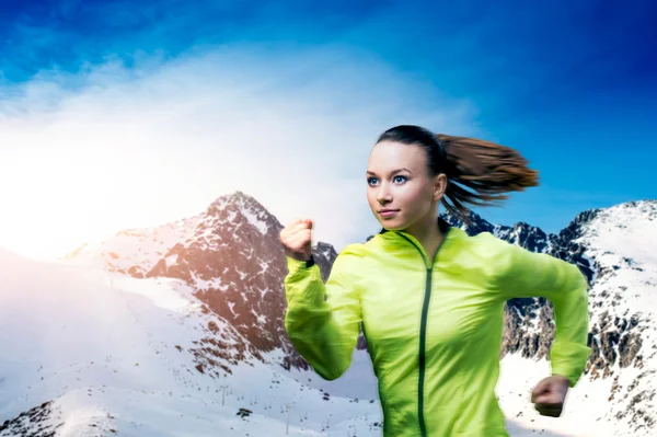 Mujer corriendo en las montañas —  Fotos de Stock