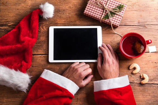 Santa claus com tablet — Fotografia de Stock