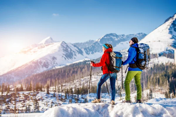 Young couple on a hike — Stock Photo, Image