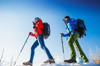 Yürüyüşe genç Çift