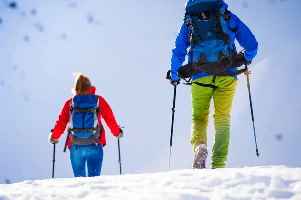 Young couple on a hike — Stock Photo, Image