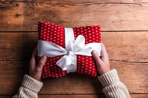 Man holding Christmas present — Stock Photo, Image