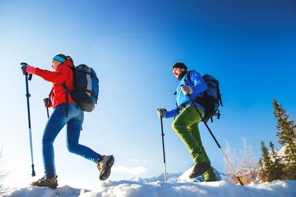 Pareja joven en una caminata — Foto de Stock