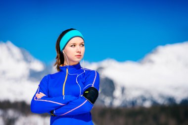 Dağlarda çalışan kadın