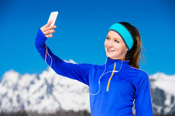 Mujer corriendo en las montañas —  Fotos de Stock