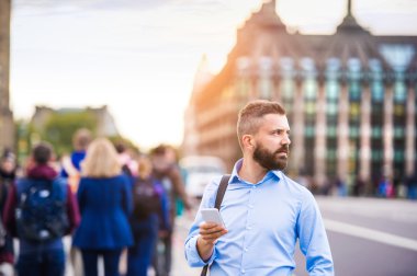 adam akıllı telefon ile