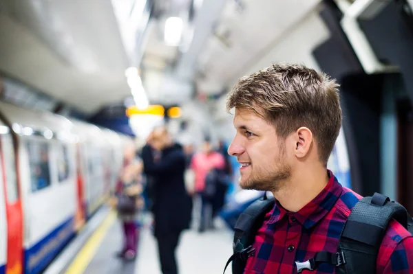 Молодой человек в метро — стоковое фото