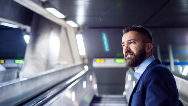 Бізнесмен в метро — стокове фото