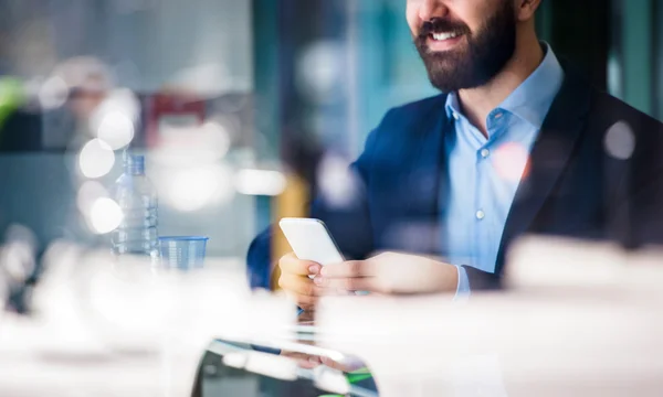 Man with smart phone — Stock Photo, Image