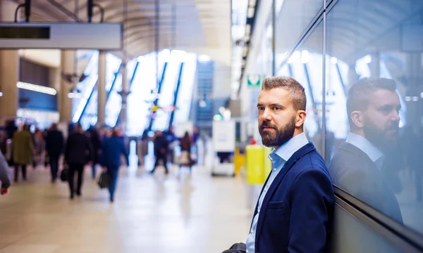 Uomo d'affari in metropolitana — Foto Stock