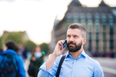 adam akıllı telefon ile