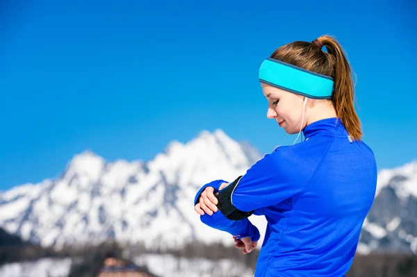 ผู้หญิงวิ่งบนภูเขา — ภาพถ่ายสต็อก