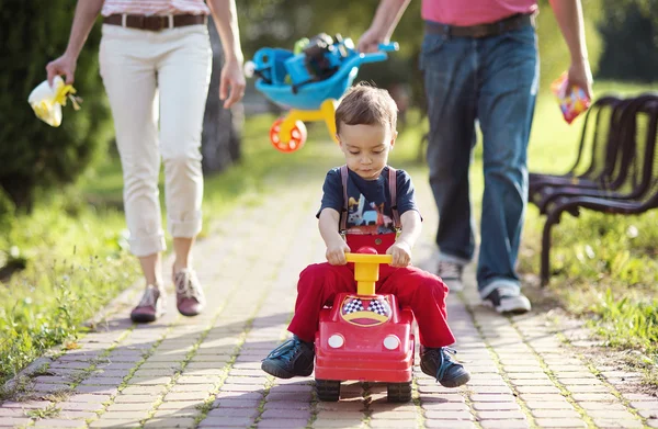 Glückliche junge Familie — Stockfoto