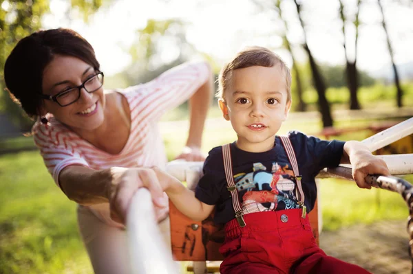 Madre feliz con su hijo — Foto de Stock