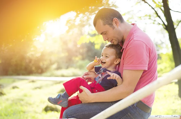 Feliz padre con su hijo — Foto de Stock