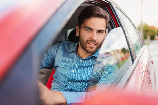 Muž řídí auto. — Stock fotografie