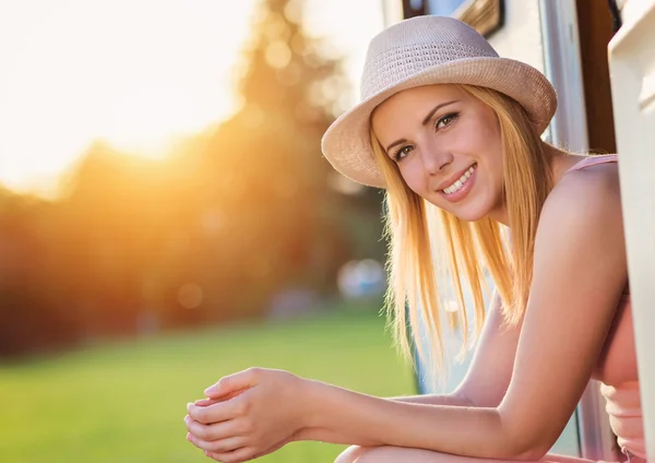 Mooie vrouw in een camper — Stockfoto