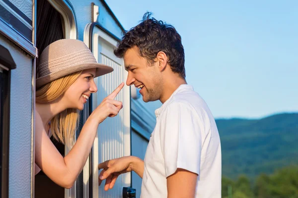 Pareja joven en una caravana — Foto de Stock