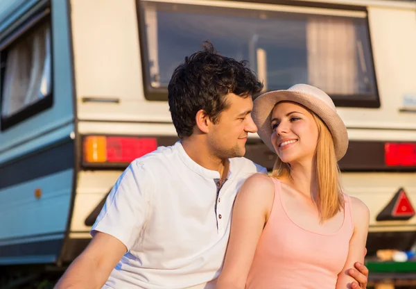 Young couple in front of a camper van — Stock Photo, Image