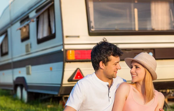 Jeune couple devant un camping-car — Photo