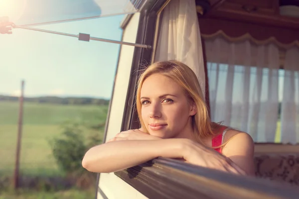 Krásná žena v karavan — Stock fotografie