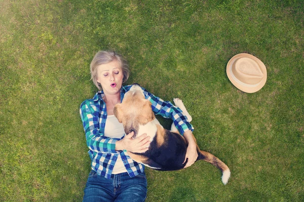 Äldre kvinna med hennes hund — Stockfoto